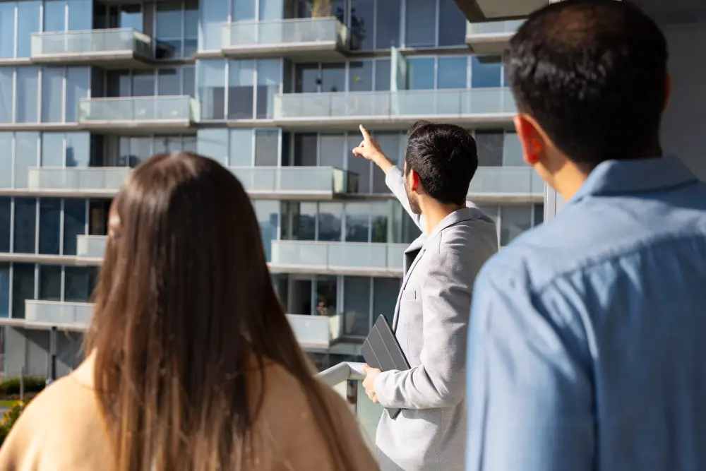 cuánto cuesta echar a un inquilino que no paga en un edificio de viviendas modernas con asesoramiento inmobiliario