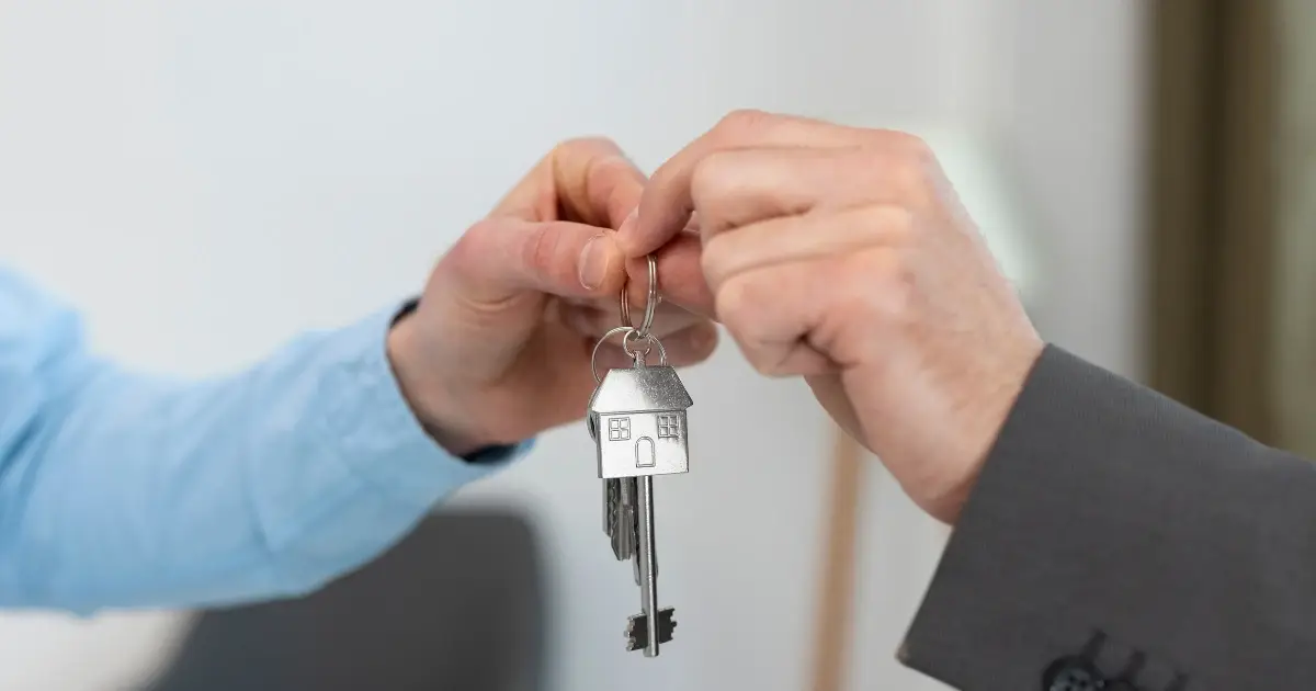 Entrega de llaves tras un desahucio por precario, proceso legal por ocupación sin contrato, recuperación de vivienda, fin de uso sin título legítimo, alquiler irregular o cesión gratuita de inmueble.
