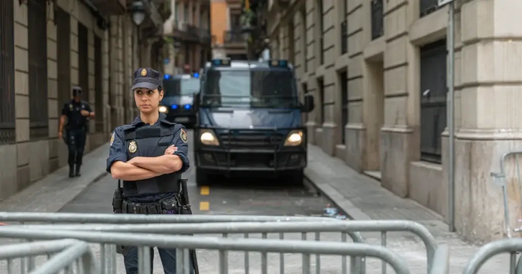 Policía nacional durante desalojo legal de vivienda ocupada, desokupar la vivienda de forma legal con orden judicial, intervención policial en inmueble con okupas, pasos legales para recuperar vivienda ocupada, echar okupas legalmente, ley antiokupas en España, actuaciones legales contra la ocupación ilegal.