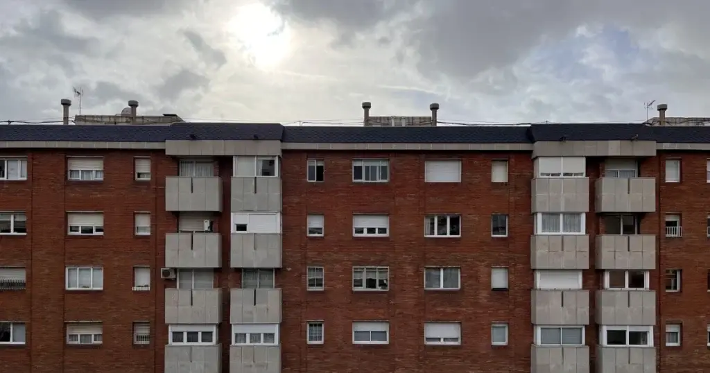 Fachada de edificio con pisos ocupados de banco, viviendas embargadas con okupas, comprar piso ocupado barato, inversión en inmuebles con inquilinos ilegales, cómo desalojar un piso con okupas, edificios con viviendas en proceso judicial, adquirir vivienda ocupada procedente de banco, propiedades con okupación en España